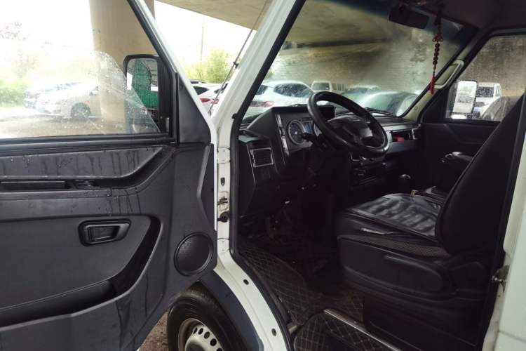 Used Iveco Daily 2021 2.8T V35 VAN厢式 van 3-seater short wheelbase mid-roof design single-tire side-hinged door Driver Seat