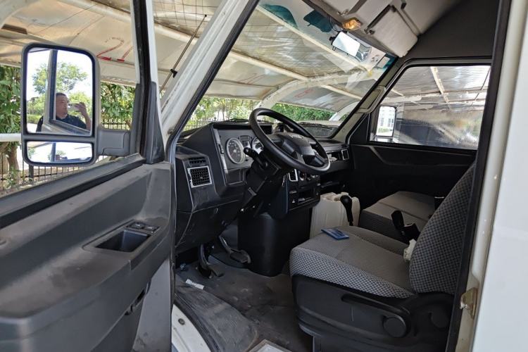 Used Iveco Daily 2021 2.8T V35 VAN厢式 van 3-seater short wheelbase mid-roof design with dual tires and manual doors Driver Seat