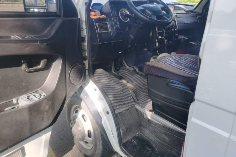 Used Iveco Daily 2021 2.5T A35 M1 Passenger Van 5-9 Seater Short Wheelbase Low Roof Dual Tires Manual Doors Driver Seat