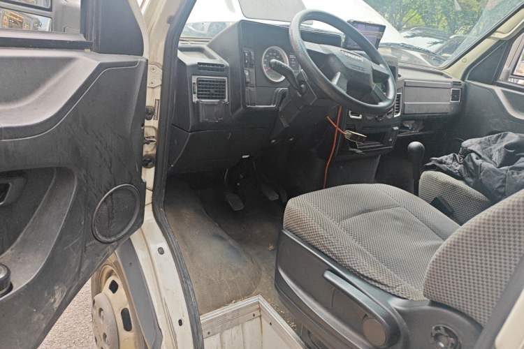 Used Iveco Daily 2021 2.5T A35 M1 Passenger Van 5-9 Seater Short Wheelbase Mid-Roof Design Dual Tires Manual Doors Driver Seat