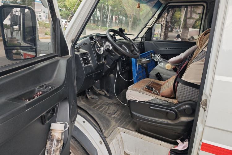 Used Iveco Daily 2021 2.8T V35 VAN厢式 van 3-seater short wheelbase mid-roof design single-tire side-hinged door Driver Seat