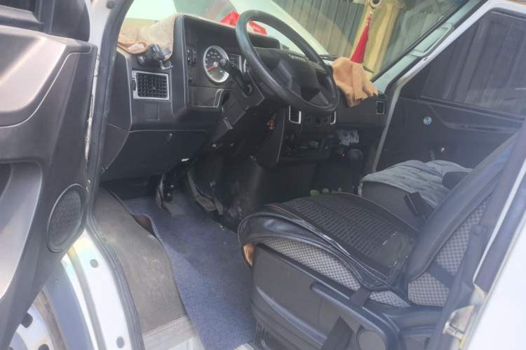 Used Iveco Daily 2021 2.5T A35 M1 Passenger Van 5-9 Seater Short Wheelbase Mid-Roof Design Dual Tires Side Sliding Door Driver Seat