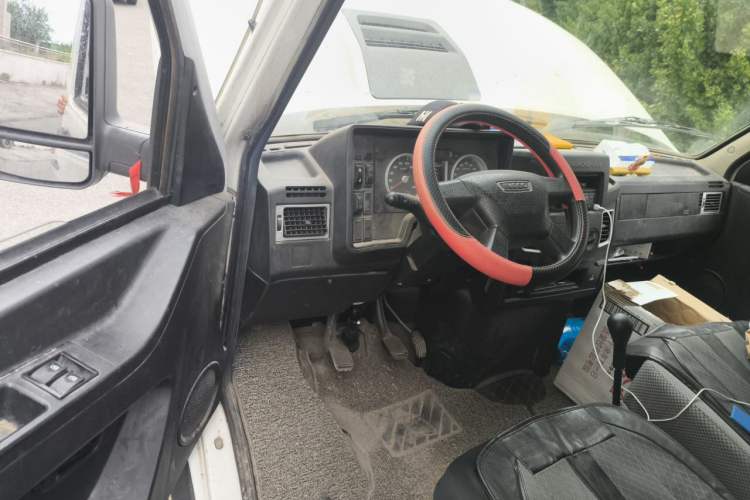 Used Iveco Daily 2021 2.5T V40 2-3 Seater Long Wheelbase Mid-Roof Design with Dual Side Sliding Doors Driver Seat