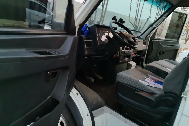 Used Iveco Daily 2021 2.5T A35 M1 Passenger Van 5-9 Seater Short Wheelbase Mid-Roof Design Dual Tires Side Sliding Door Driver Seat