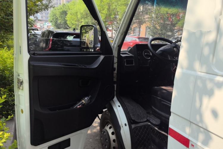 Used Iveco Daily 2021 2.5T V35 2-3 Seater Short Wheelbase Mid-Roof Design Dual Tires Manual Doors Driver Seat