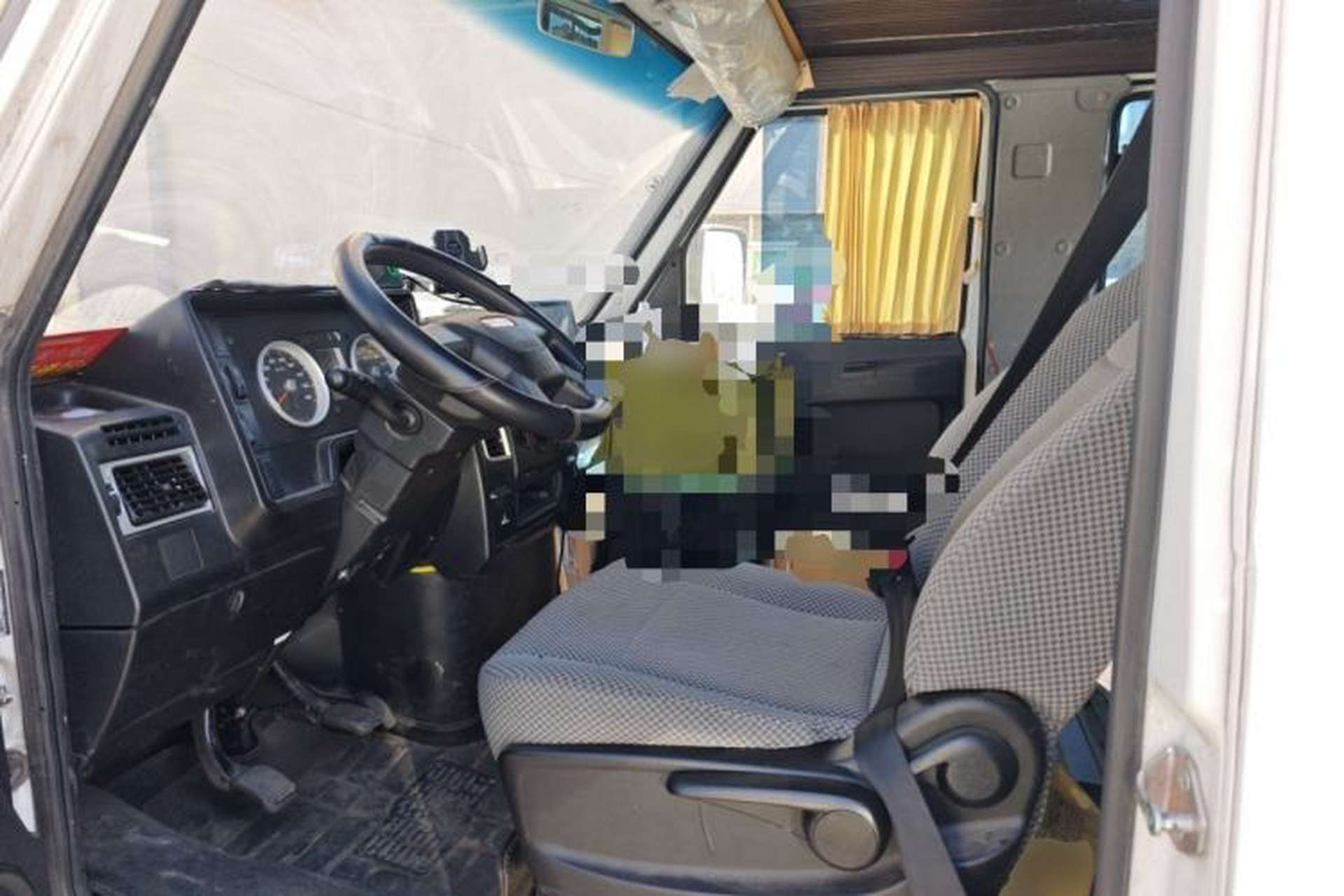Used Iveco Daily 2021 2.5T A35 M1 Passenger Van 5-9 Seats Short Wheelbase Low Roof Single Tire Manual Doors Driver Seat