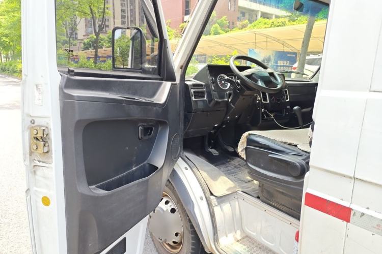 Used Iveco Daily 2021 2.8T V35 VAN厢式 van 3-seater short wheelbase low roof with dual tires and manual doors Driver Seat