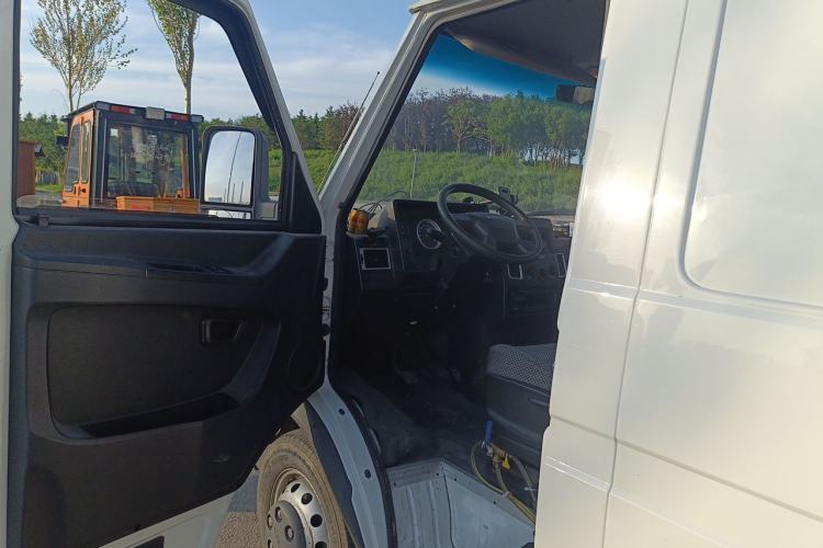 Used Iveco Daily 2021 2.8T V40 VAN厢式 Cargo Van 3-Seater Long Wheelbase Mid-Roof Design Dual Tires Manual Door Driver Seat