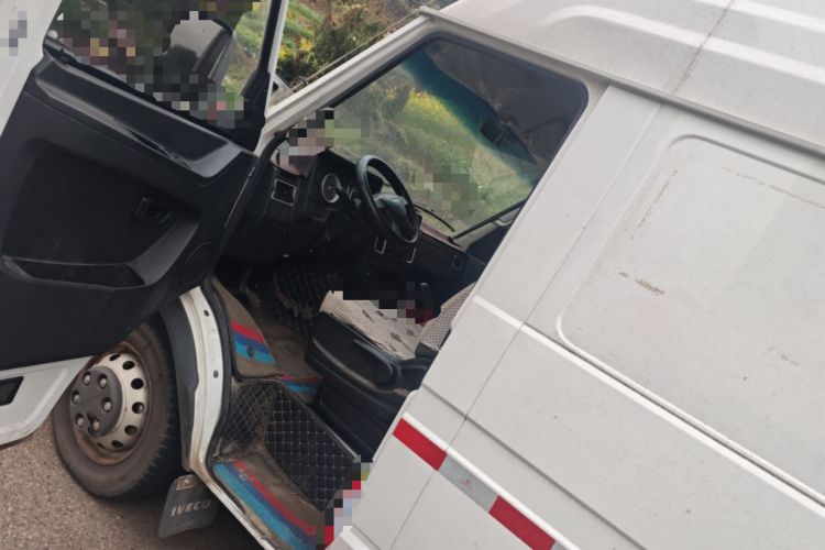 Used Iveco Daily 2021 2.5T V35 2-3 Seater Short Wheelbase Mid-Roof Design Dual Tires Manual Doors Driver Seat
