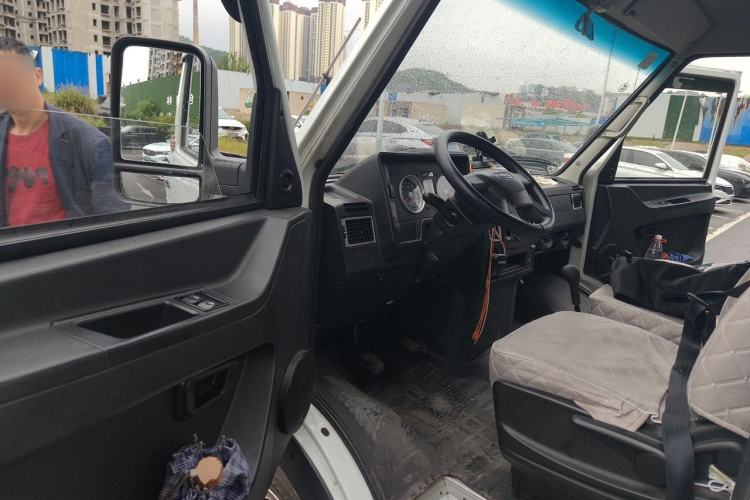 Used Iveco Daily 2021 2.8T V40 VAN厢式 Cargo Van 3-Seater Long Wheelbase Mid-Roof Design Dual Tires Manual Door Driver Seat