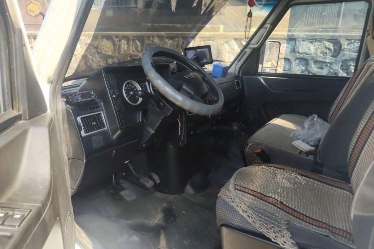 Used Iveco Daily 2021 2.5T V40 2-3 Seater Long Wheelbase Mid-Roof Dual Tires Manual Doors Driver Seat