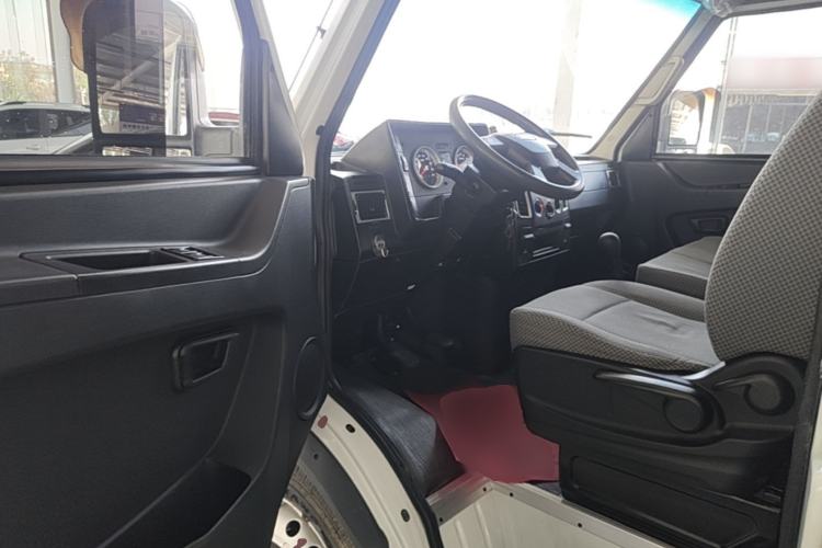 Used Iveco Daily 2021 2.8T V35 VAN厢式 Delivery Van 3-Seater Short Wheelbase Mid-Roof Design with Dual Tires and Side Sliding Doors Driver Seat