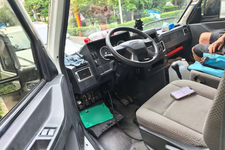 Used Iveco Daily 2021 2.8T V35 VAN厢式 Delivery Van 3-Seater Short Wheelbase Mid-Roof Design with Dual Tires and Side Sliding Doors Driver Seat