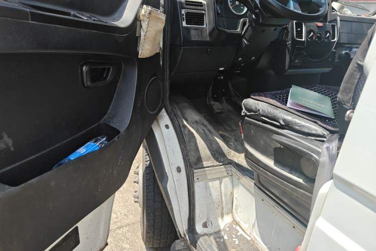 Used Iveco Daily 2021 2.5T V40 2-3 Seater Long Wheelbase Mid-Roof Dual Tires Manual Doors Driver Seat