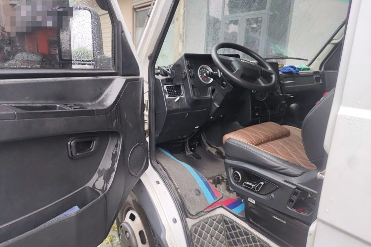 Used Iveco Daily 2021 2.5T A35 M1 Passenger Van 5-9 Seater Short Wheelbase Mid-Roof Design Dual Tires Manual Doors Driver Seat