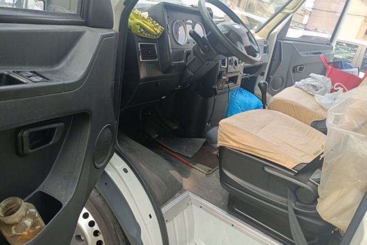 Used Iveco Daily 2021 2.5T A35 M1 Passenger Van 5-9 Seater Short Wheelbase Mid-Roof Design Single Tire Side-Sliding Door Driver Seat