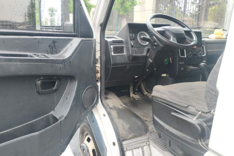 Used Iveco Daily 2021 2.5T A35 M1 Passenger Van 5-9 Seater Short Wheelbase Mid-Roof Design Dual Tires Manual Doors Driver Seat