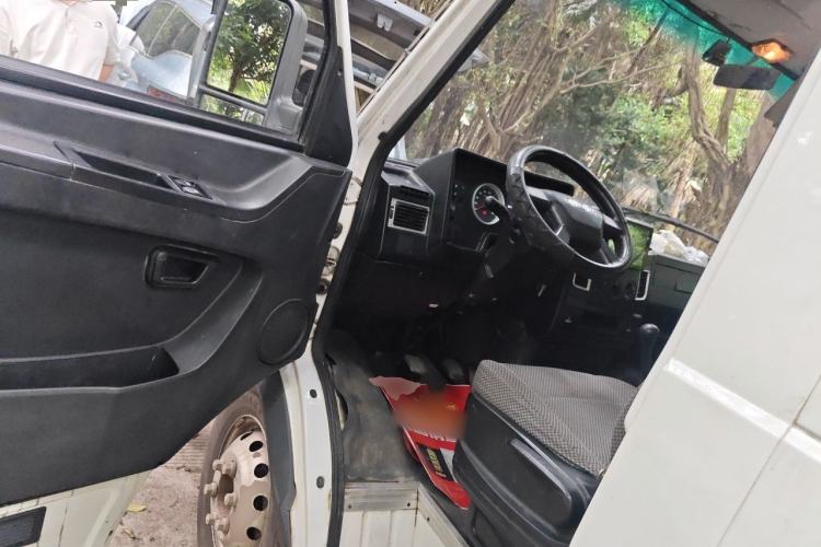 Used Iveco Daily 2021 2.8T V35 VAN厢式 van 3-seater short wheelbase mid-roof design with dual tires and manual doors Driver Seat