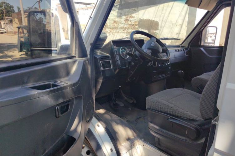 Used Iveco Daily 2021 2.5T M1 Dedicated Platform Vehicle 5-9 Seater Long Wheelbase Mid-Roof Design with Dual Tires and Side Sliding Doors Driver Seat