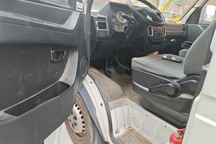 Used Iveco Daily 2021 2.5T A35 M1 Passenger Van 5-9 Seater Short Wheelbase Mid-Roof Design Single Tire Side-Sliding Door Driver Seat