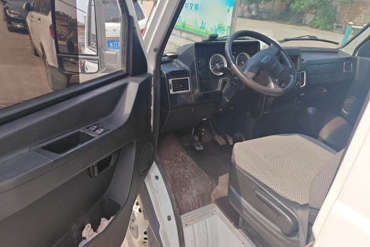 Used Iveco Daily 2021 2.5T A35 M1 Passenger Van 5-9 Seater Short Wheelbase Mid-Roof Design Single Tire Manual Doors Driver Seat