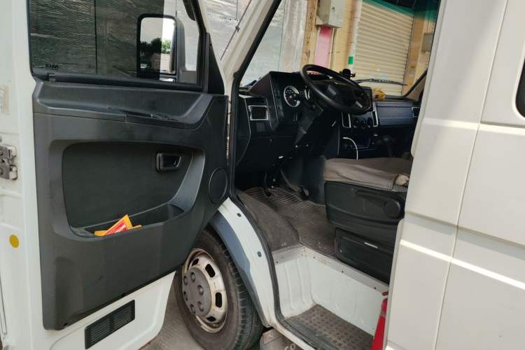 Used Iveco Daily 2021 2.5T A35 M1 Passenger Van 5-9 Seater Short Wheelbase Mid-Roof Design Dual Tires Manual Doors Driver Seat