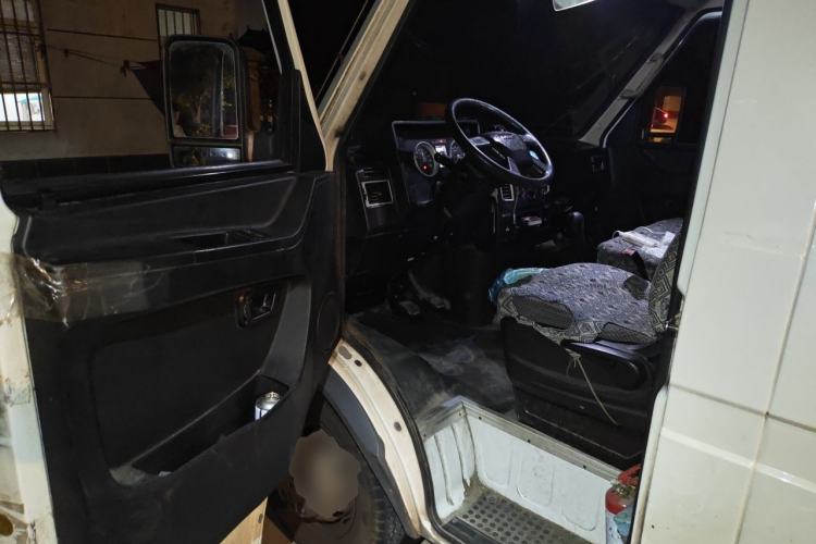 Used Iveco Daily 2021 2.8T V40 VAN厢式 Delivery Van 3-Seater Long Wheelbase Mid-Roof Design Dual Tires Side Sliding Door Driver Seat