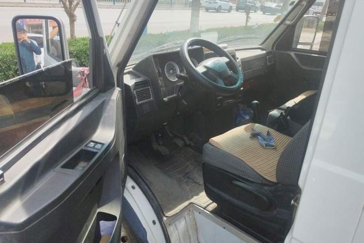 Used Iveco Daily 2021 2.8T V35 VAN厢式 van 3-seater short wheelbase mid-roof design with dual tires and manual doors Driver Seat