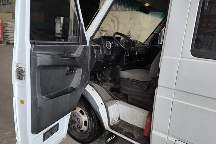 Used Iveco Daily 2021 2.5T A35 M1 Passenger Van 5-9 Seater Short Wheelbase Mid-Roof Design Dual Tires Side Sliding Door Driver Seat