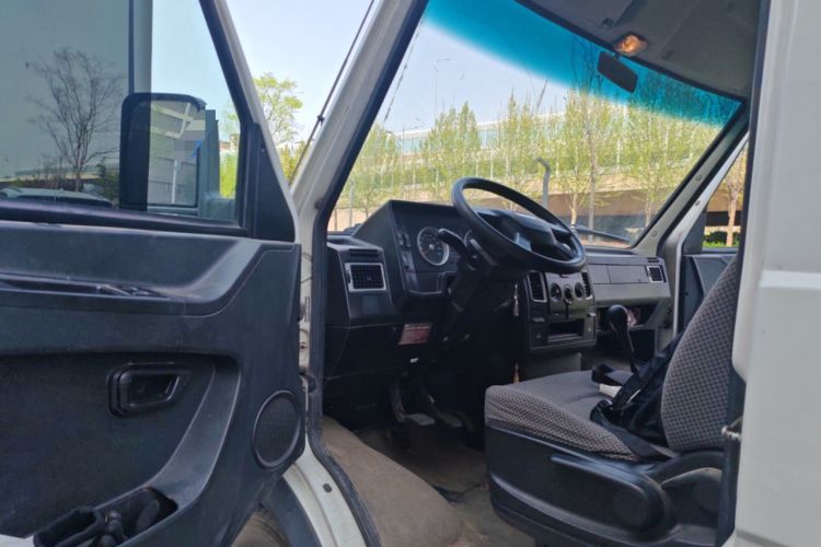 Used Iveco Daily 2021 2.5T A40 M1 Passenger Van 5-9 Seats Long Wheelbase Mid-Roof Design Dual Tires Manual Doors Driver Seat