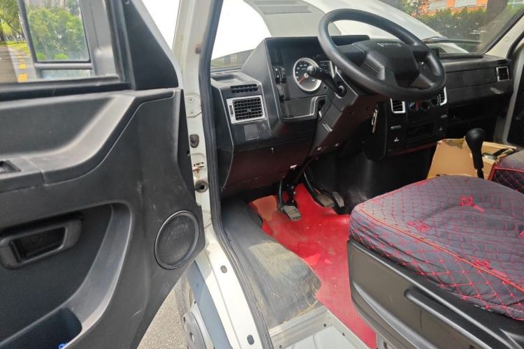 Used Iveco Daily 2021 2.8T V35 VAN厢式 Delivery Van 3-Seater Short Wheelbase Mid-Roof Design with Dual Tires and Side Sliding Doors Driver Seat