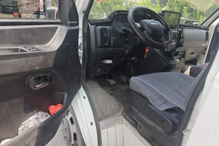 Used Iveco Daily 2021 2.5T A35 M1 Passenger Van 5-9 Seater Short Wheelbase Mid-Roof Design Dual Tires Manual Doors Driver Seat
