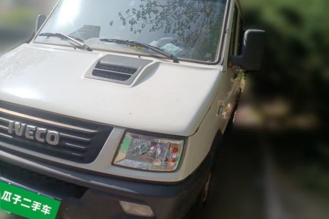 Used Iveco Daily 2021 2.5T A35 M1 Passenger Van 5-9 Seater Short Wheelbase Mid-Roof Design Dual Tires Side Sliding Door