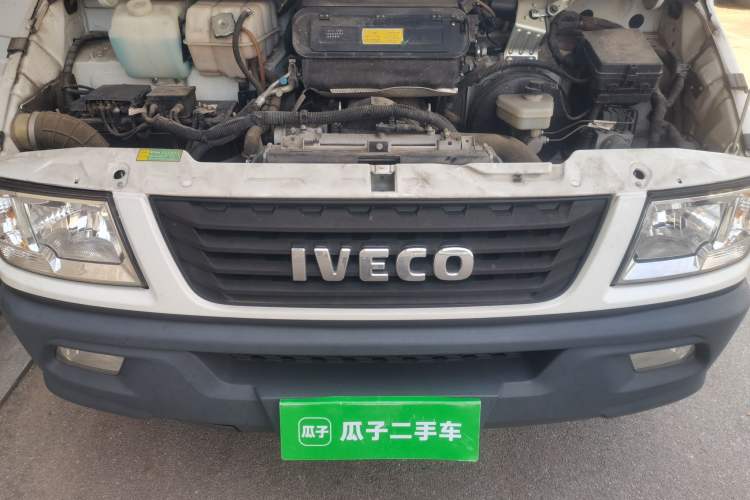 Used Iveco Daily 2021 2.5T A35 M1 Passenger Van 5-9 Seater Short Wheelbase Mid-Roof Design Single Tire Side-Sliding Door Engine Bay