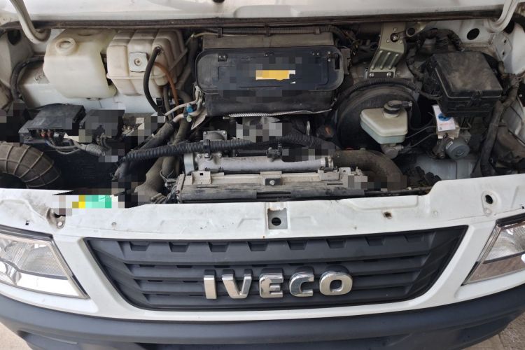 Used Iveco Daily 2021 2.5T A35 M1 Passenger Van 5-9 Seater Short Wheelbase Mid-Roof Design Dual Tires Side Sliding Door Engine Bay