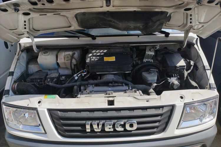 Used Iveco Daily 2021 2.5T A35 M1 Passenger Van 5-9 Seater Short Wheelbase Mid-Roof Design Dual Tires Side Sliding Door Engine Bay