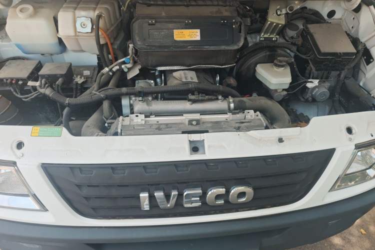 Used Iveco Daily 2021 2.5T A35 M1 Passenger Van 5-9 Seater Short Wheelbase Mid-Roof Design Dual Tires Side Sliding Door Engine Bay
