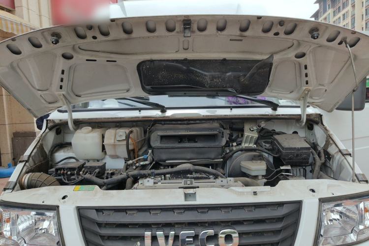 Used Iveco Daily 2021 2.5T A35 M1 Passenger Van 5-9 Seater Short Wheelbase Mid-Roof Design Dual Tires Side Sliding Door Engine Bay
