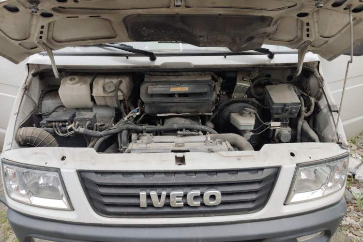 Used Iveco Daily 2021 2.5T A35 M1 Passenger Van 5-9 Seater Short Wheelbase Mid-Roof Design Dual Tires Manual Doors Engine Bay