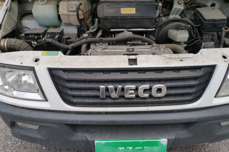 Used Iveco Daily 2021 2.5T A35 M1 Passenger Van 5-9 Seater Short Wheelbase Low Roof Dual Tires Manual Doors Engine Bay