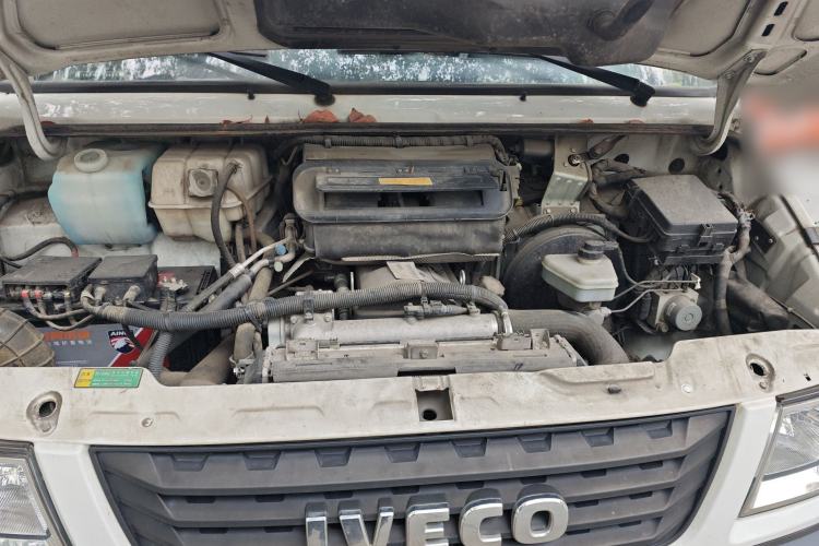 Used Iveco Daily 2021 2.8T V35 VAN厢式 van 3-seater short wheelbase mid-roof design single-tire side-hinged door Engine Bay