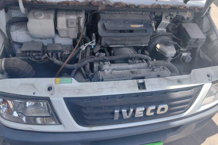 Used Iveco Daily 2021 2.5T A35 M1 Passenger Van 5-9 Seater Short Wheelbase Mid-Roof Design Dual Tires Side Sliding Door Engine Bay
