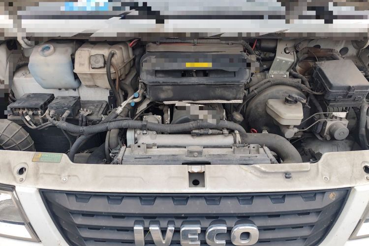 Used Iveco Daily 2021 2.5T A35 M1 Passenger Van 5-9 Seater Short Wheelbase Mid-Roof Design Single Tire Side-Sliding Door Engine Bay
