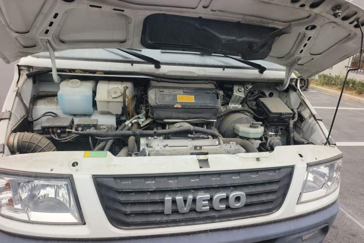 Used Iveco Daily 2021 2.5T V40 2-3 Seater Long Wheelbase Mid-Roof Design with Dual Side Sliding Doors Engine Bay