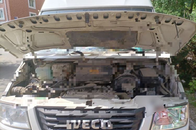 Used Iveco Daily 2021 2.5T A35 M1 Passenger Van 5-9 Seater Short Wheelbase Mid-Roof Design Dual Tires Side Sliding Door Engine Bay