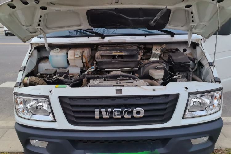 Used Iveco Daily 2021 2.5T A35 M1 Passenger Van 5-9 Seater Short Wheelbase Mid-Roof Design Dual Tires Side Sliding Door Engine Bay