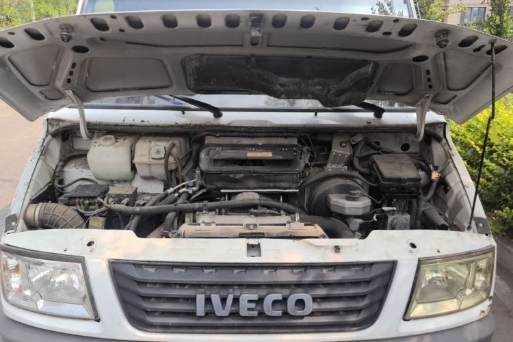 Used Iveco Daily 2021 2.5T V35 2-3 Seater Short Wheelbase Mid-Roof Design Dual Tires Manual Doors Engine Bay