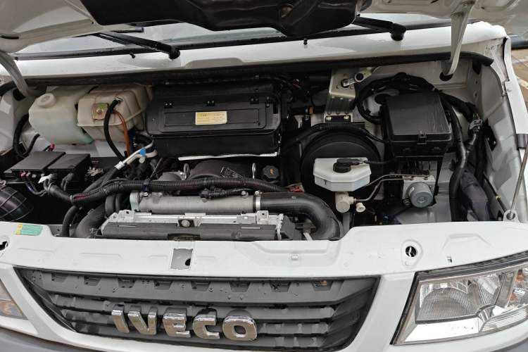 Used Iveco Daily 2021 2.5T A40 M1 Passenger Van 5-9 Seats Long Wheelbase Mid-Roof Design Dual Tires Manual Doors Engine Bay