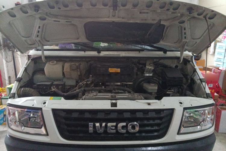 Used Iveco Daily 2021 2.5T A35 M1 Passenger Van 5-9 Seater Short Wheelbase Mid-Roof Design Dual Tires Side Sliding Door Engine Bay