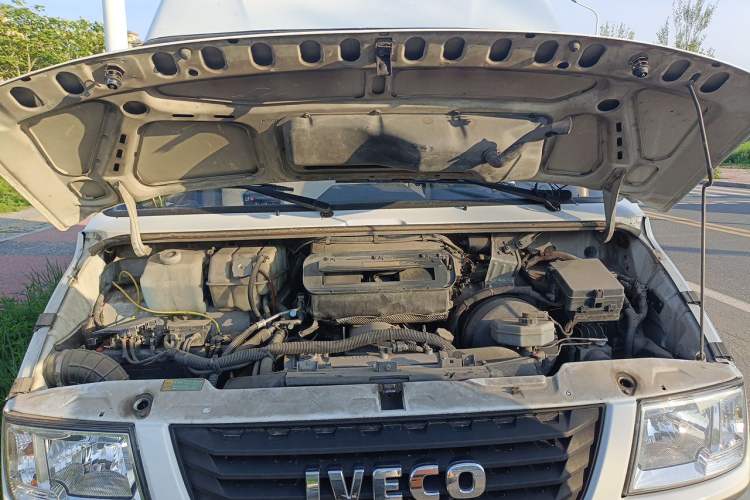Used Iveco Daily 2021 2.8T V40 VAN厢式 Cargo Van 3-Seater Long Wheelbase Mid-Roof Design Dual Tires Manual Door Engine Bay